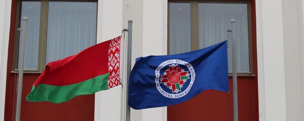Флаги у здания МИД в Минске - Sputnik Грузия