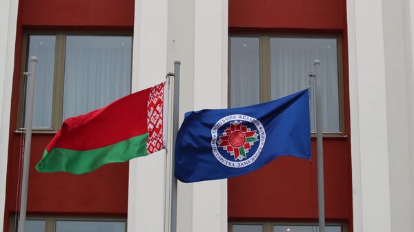 Флаги у здания МИД в Минске - Sputnik Грузия