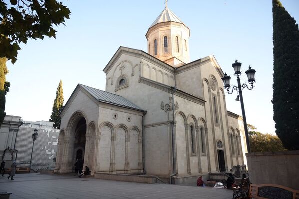 В церкви Святого Георгия - Кашвети, который расположен в центре Тбилиси на проспекте Руставели, в 9 утра, как и в других православных храмах Грузии, началась праздничная служба - Sputnik Грузия