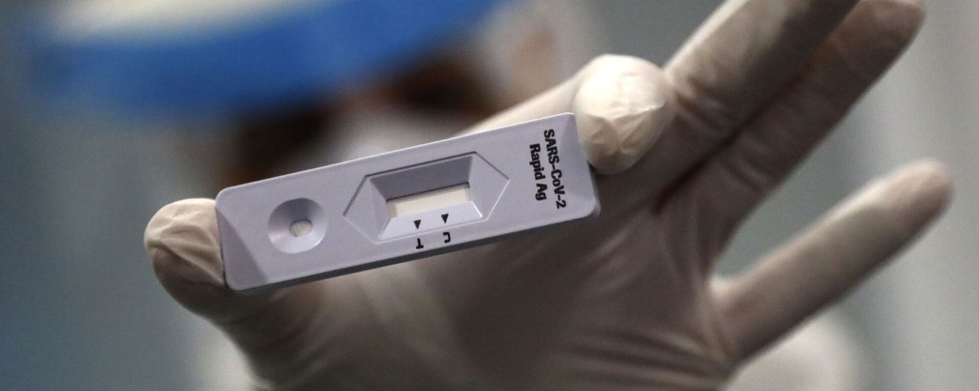 Пандемия коронавируса COVID - 19. Медик держит в руках быстрый ПЦР тест для проверки людей в аэропорту, Мюнхен, Германия - Sputnik Грузия, 1920, 01.04.2021