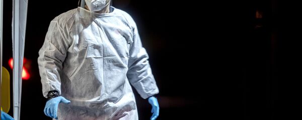 Пандемия коронавируса COVID - 19. Сотрудник Красного Креста в лаборатории, Франкфурт, Германия - Sputnik Грузия