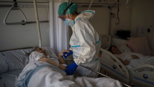 Пандемия коронавируса COVID - 19. Медики в больнице в Барселоне, Испания - Sputnik Грузия