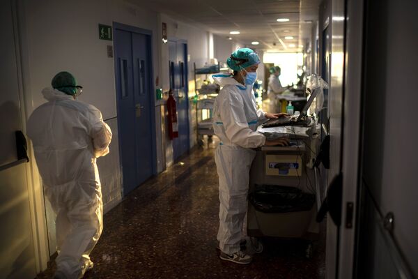 Врачи в одной из больниц в Барселоне, Испания, где лечат зараженных коронавирусом - Sputnik Грузия