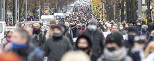 Пандемия коронавируса COVID - 19 Жители Берлина, Германия, на акции протеста против ограничений  - Sputnik Грузия