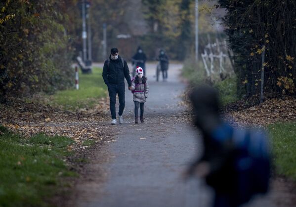 Так во время пандемии выглядит прогулка в парке во Франкфурте, Германия - Sputnik Грузия
