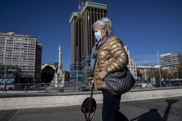 Премьер-министр Испании объявил, что с января в стране начнется вакцинация от коронавируса. Пока же жители Мадрида защищают себя с помощью масок - Sputnik Грузия