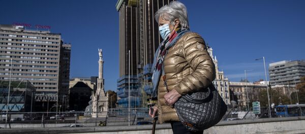 Пандемия коронавируса COVID - 19 Жители Мадрида, Испания, в масках - Sputnik Грузия