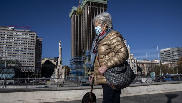 Пандемия коронавируса COVID - 19 Жители Мадрида, Испания, в масках - Sputnik Грузия