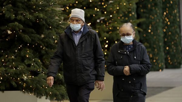 Пандемия коронавируса COVID - 19. Жители Лондона, Великобритания, в масках - Sputnik Грузия