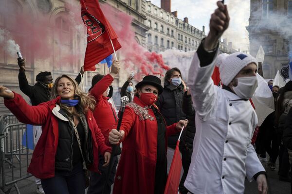 При этом, несмотря на рост случаев заражений коронавирусом, не все участники протестов носят маски. На фото - акция в Лионе - Sputnik Грузия
