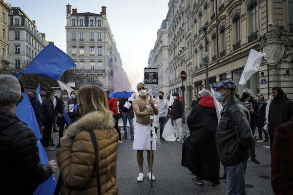 Протесты против запретов происходят и во Франции. В этой стране зафиксировано уже почти 2 миллиона 200 тысяч случаев коронавируса и около 50 тысяч смертей. Тем не менее, часть жителей против ограничений. На фото - акция в городе Лион - Sputnik Грузия
