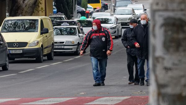 Эпидемия коронавируса - пожилые мужчины в масках на улице - Sputnik Грузия