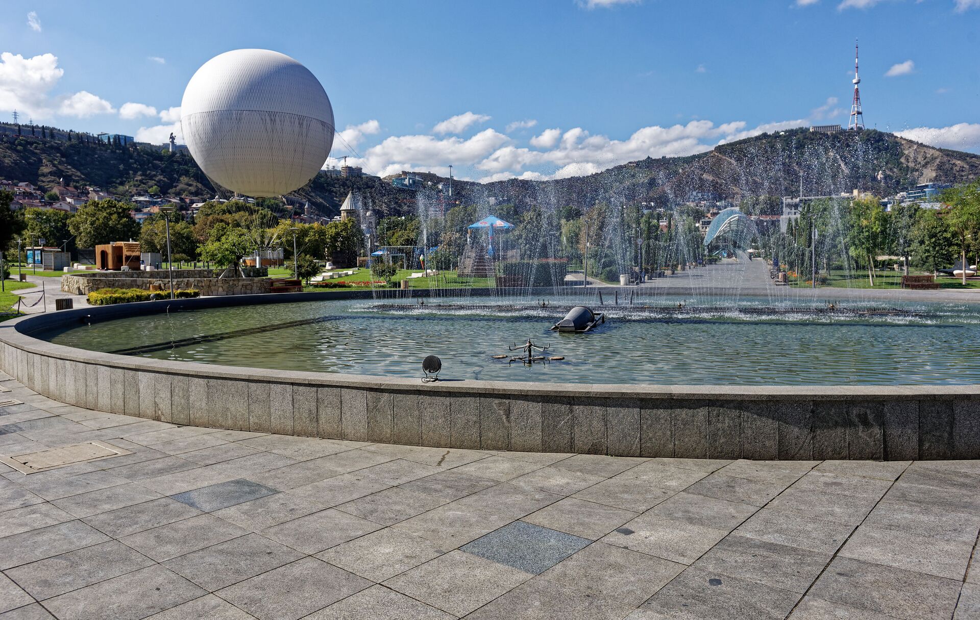 Вид на город Тбилиси - танцующий фонтан в парке Рике - Sputnik Грузия, 1920, 01.05.2022