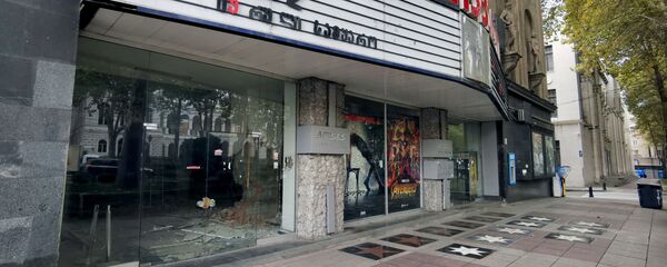 Неработающий кинотеатр Руставели, один из старейших в столице, на проспекте Руставели - Sputnik Грузия