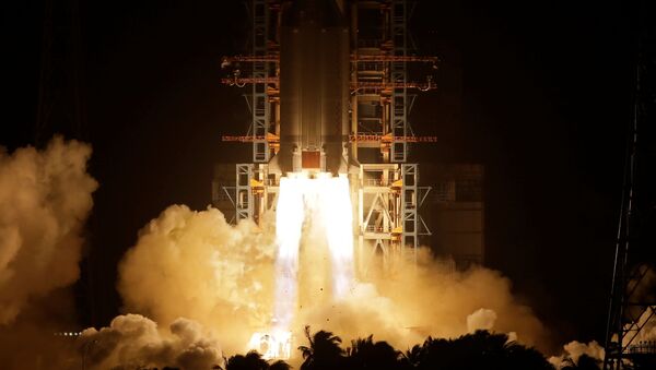 Ракета Long March-5 Y5 с лунным зондом Chang'e-5 взлетает с космодрома Вэньчан, Китай - Sputnik Грузия