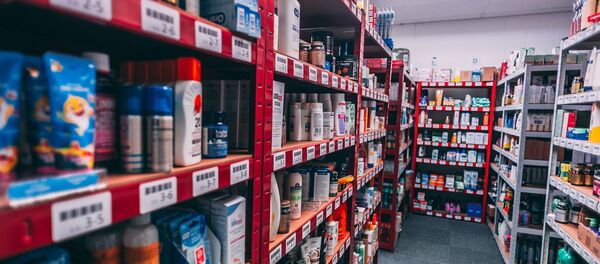 Гигиенические товары на полках в аптеке - Sputnik Грузия