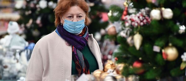 Женщина в медицинской маске в ТЦ  - Sputnik Грузия
