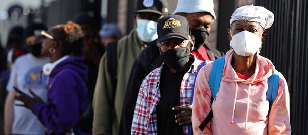 Пандемия коронавируса COVID 19 - жители Лос Анджелеса в масках - Sputnik Грузия