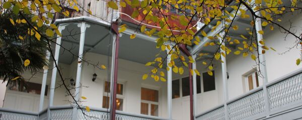 И одела осень двор в рыжий наряд - Sputnik Грузия