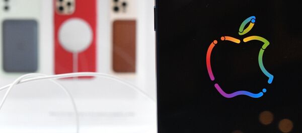 Заставки на экранах новых смартфонов компании Apple в магазине re:Store - Sputnik Грузия