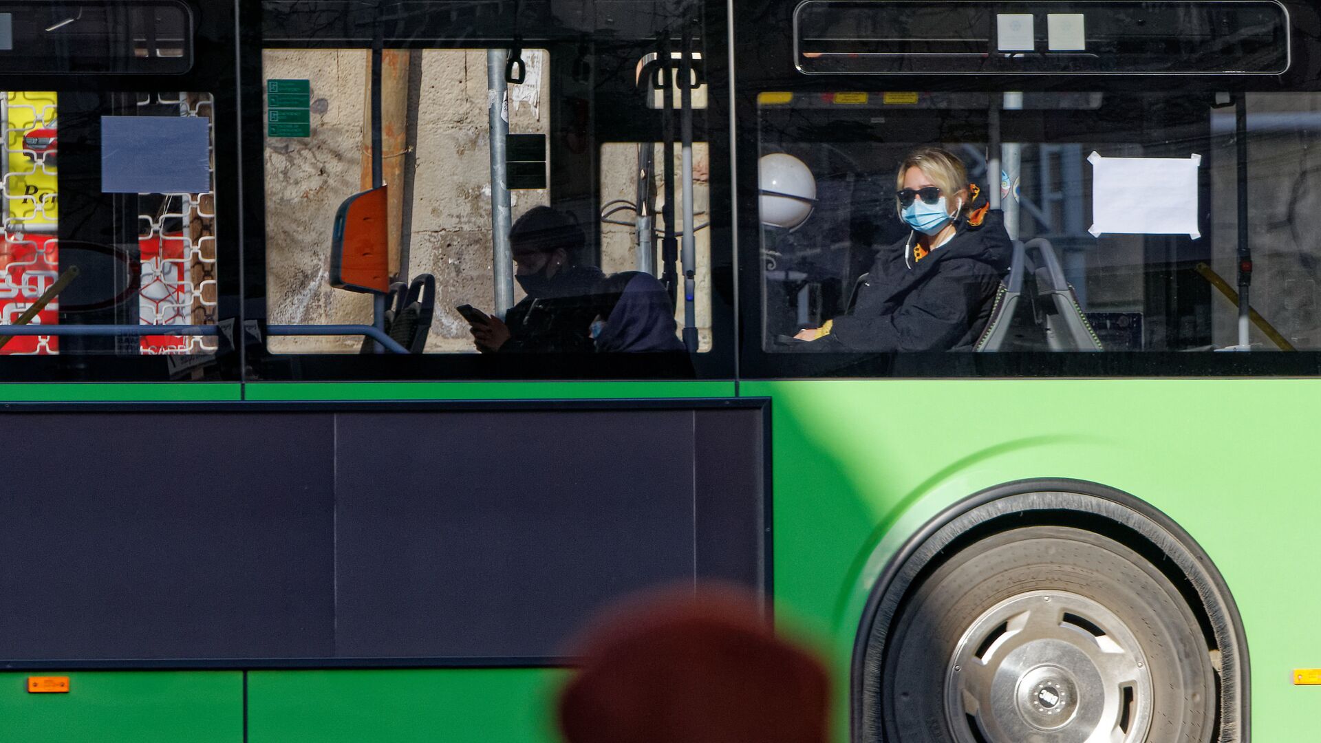 Эпидемия коронавируса - пассажиры в масках в автобусе - Sputnik Грузия, 1920, 25.12.2021