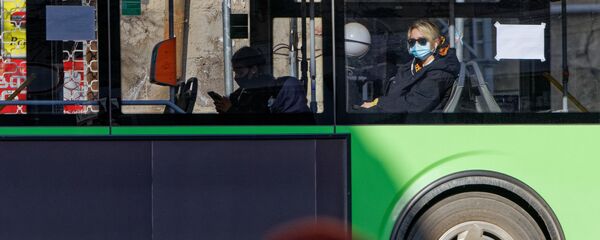 Эпидемия коронавируса - пассажиры в масках в автобусе - Sputnik Грузия