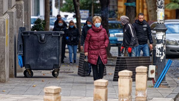 Эпидемия коронавируса - прохожие на улицах в масках - Sputnik Грузия