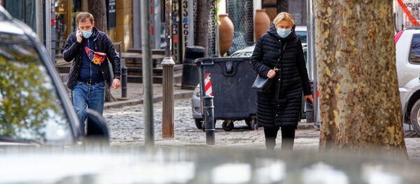 Эпидемия коронавируса - прохожие на улице в масках - Sputnik Грузия
