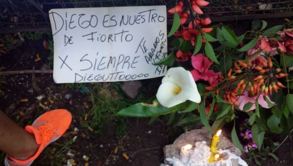 Цветы и свечи у дома в Буэнос-Айресе, где проживал аргентинский футболист Диего Армандо Марадона - Sputnik Грузия