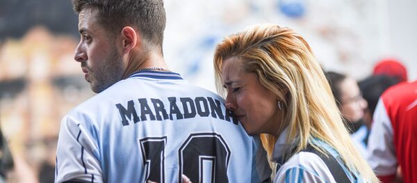 Болельщики во время скорби по Диего Марадоне в Аргентине - Sputnik Грузия