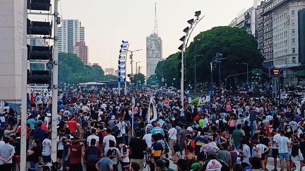ხალხი მარადონას გოლებს უყურებს დიდ ეკრანებზე - Sputnik საქართველო