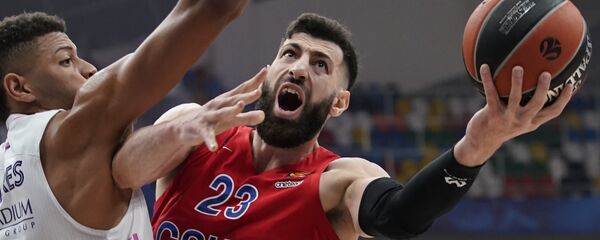 Игрок Реала Уолтер Тавареш (слева) и игрок ЦСКА Торнике Шенгелия в матче 11-го тура регулярного чемпионата мужской баскетбольной Евролиги сезона 2020/2021 - Sputnik Грузия