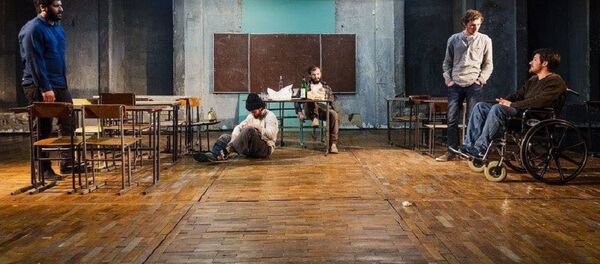 Кадр со спектакля Большая перемена Театра королевского квартала - Sputnik Грузия