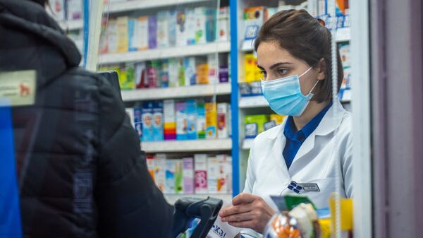 Эпидемия коронавируса - продавщица в аптеке в маске - Sputnik Грузия