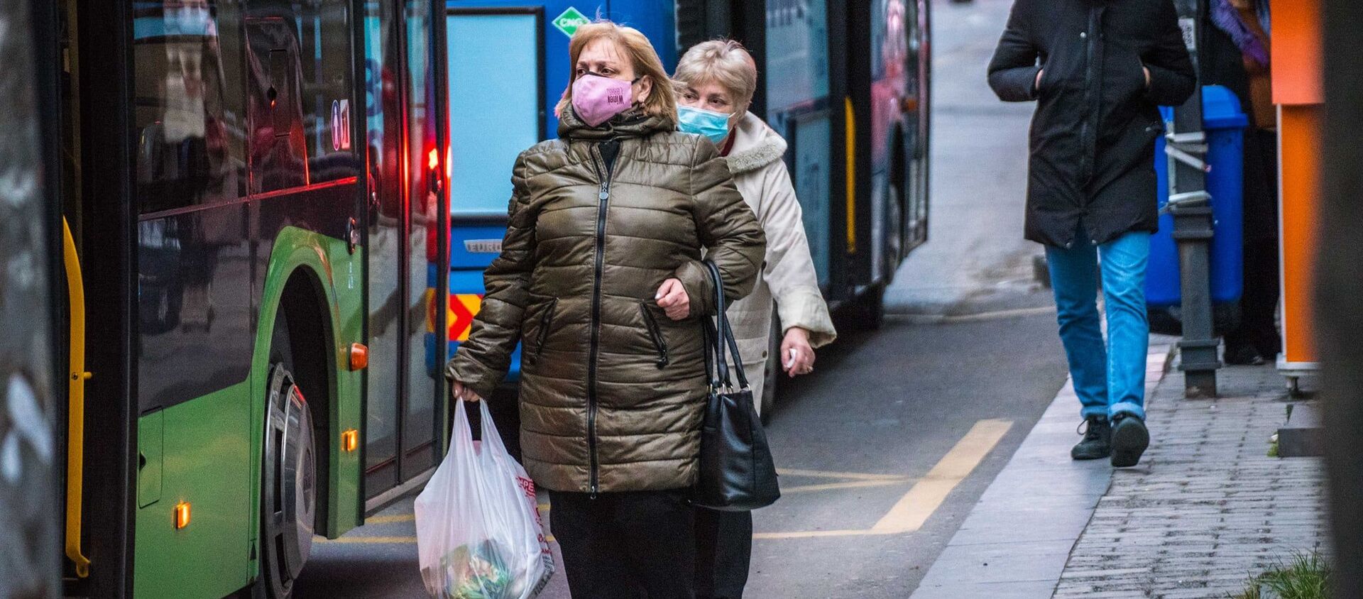Эпидемия коронавируса - прохожие в масках на автобусной остановке - Sputnik Грузия, 1920, 08.02.2021