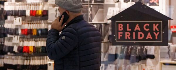 Эпидемия коронавируса - покупатели в торговом центре в масках - Sputnik Грузия