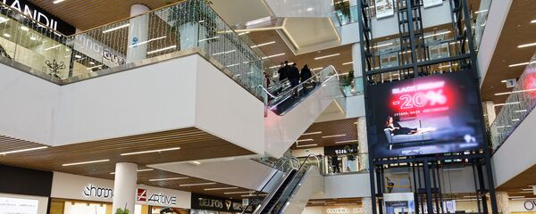 Черная пятница - скидки и распродажи - покупатели в торговом центре в масках - Sputnik Грузия