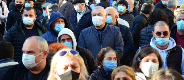 Акция протеста оппозиции - участники митинга в масках во время эпидемии коронавируса - Sputnik Грузия
