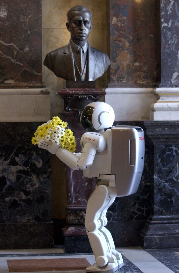 Японский робот-гуманоид Asimo подносит цветы к бюсту чешского писателя и драматурга Карела Чапека, который ровно сто лет назад изобрел слово робот

 - Sputnik Грузия