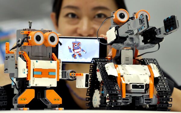 Очаровательные миниатюрные роботы Jimu от компании Ubtech Robotics Company были представлены на выставке IFA 2017 в Берлине. Изюминка этих малышей в том, что их можно запрограммировать через специальное мобильное приложение

 - Sputnik Грузия
