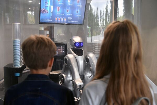 Робот-бариста в парке Зарядье. Робот продает не только кофе и молочные коктейли, но и мягкое мороженое - Sputnik Грузия