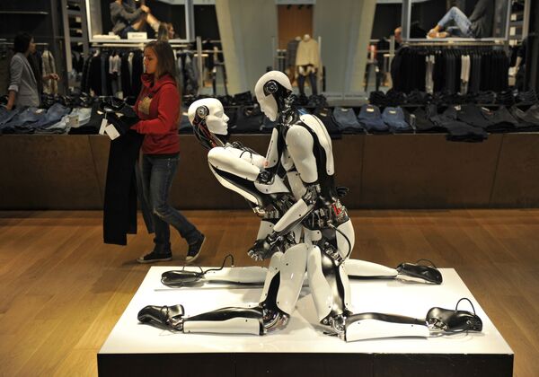 Роботы, выставленные для рекламы новой осенне-зимней коллекции одежды, в торговом зале ЦУМа. - Sputnik Грузия