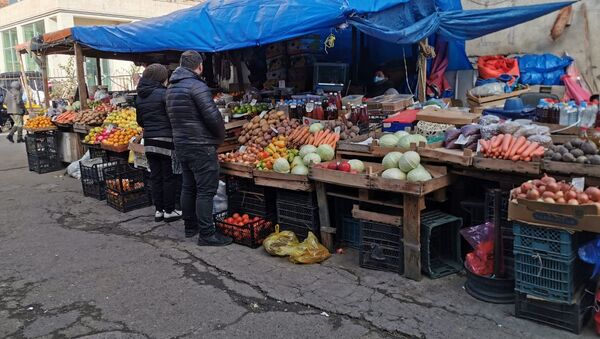 Эпидемия коронавируса - покупатели и продавцы на аграрном рынке в масках - Sputnik Грузия