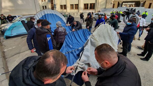 Оппозиция устанавливает палатки у здания парламента Грузии 30 ноября 2020 года - Sputnik Грузия