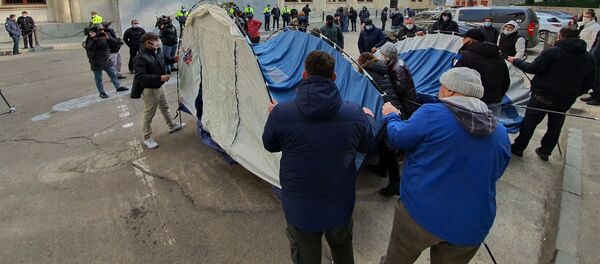 ოპოზიციის პროტესტი პარლამენტის შენობის წინ - Sputnik საქართველო