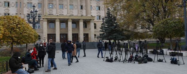 Журналисты у здания Тбилисского городского суда - Sputnik Грузия