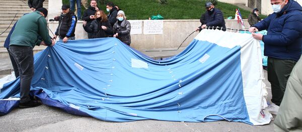 Акция протеста оппозиции у верхнего входа в парламент Грузии 30 ноября 2020 года - Sputnik Грузия