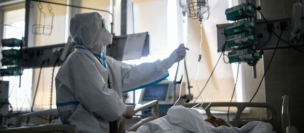 Медик проверяет капельницу у пациента в реанимации, фото из архива - Sputnik Грузия