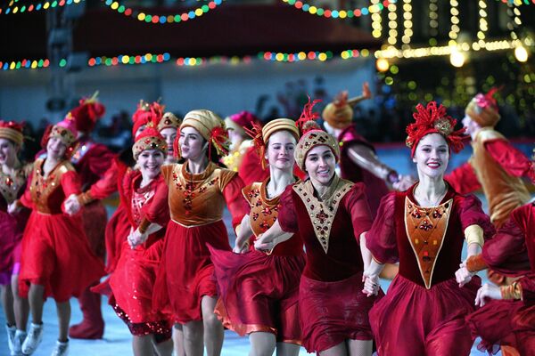 Артисты ледового шоу выступают на открытии ГУМ-катка на Красной площади в Москве - Sputnik Грузия