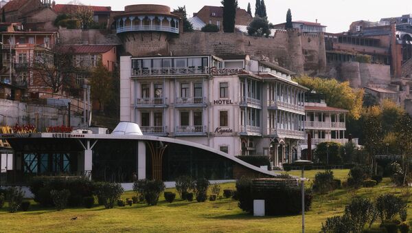 Частные отели в центре Тбилиси и вид на дворец царицы Дареджан и женский монастырь Преображения Господня - Sputnik Грузия